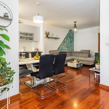 Airy 2-Br Apt W/ Open Layout & Modern Design Διαμέρισμα Σπλιτ Εξωτερικό φωτογραφία